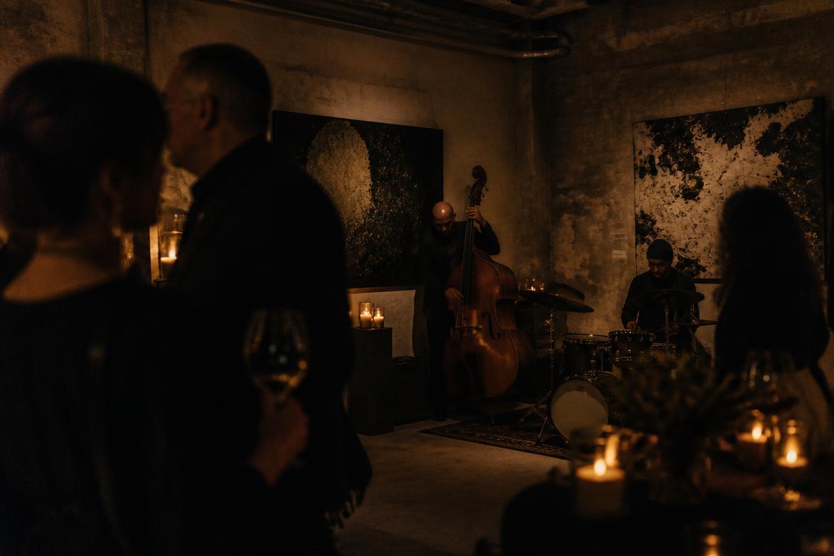 Live jazz duo playing among candles at a UFOUND evening